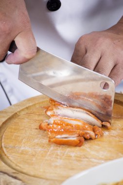 Şef Noodle yemek pişirmek için Kızartma tavuk doğrama 