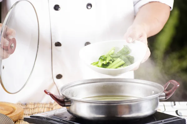 Cuoco scotta verdure in pentola prima di cuocere tagliatelle — Foto Stock