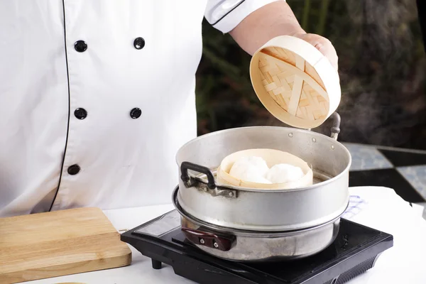 Kocken öppna potten — Stockfoto