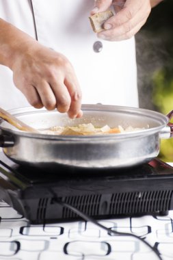 Yemek pişirmek için Japon köri Yapıştır koyarak Şef 