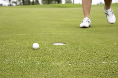Golfplayer delik için yürüyüş 