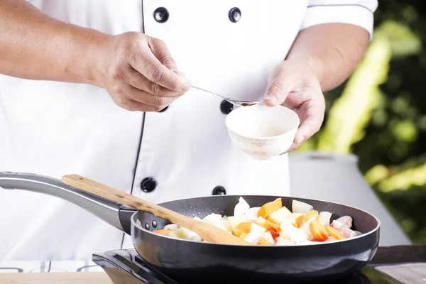 シェフ日本 por を調理鍋に調味料のソースを入れて — ストック写真