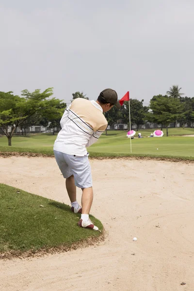 Asiático golfista preparado bater a bola — Fotografia de Stock