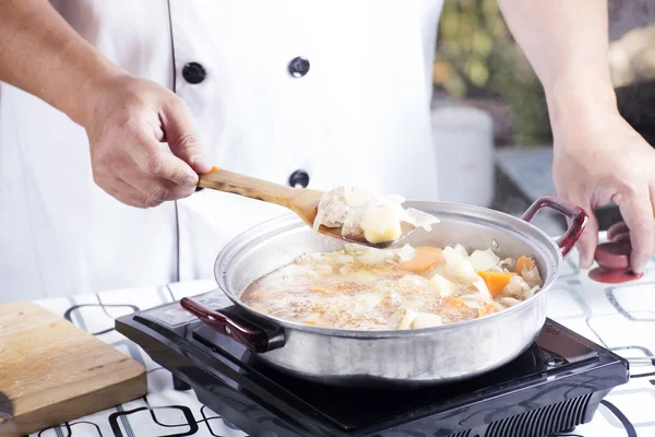 Chef fatia de porco frito na panela para cozinhar po japonês — Fotografia de Stock