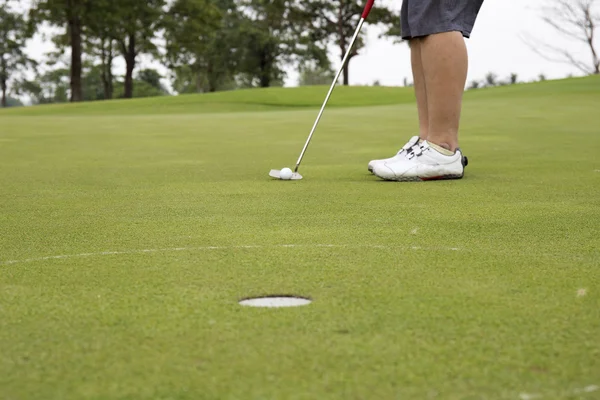 Golfspeler bal in het gat brengen — Stockfoto