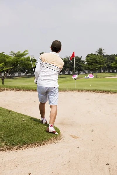 Golfista pronto bater bola de areia — Fotografia de Stock