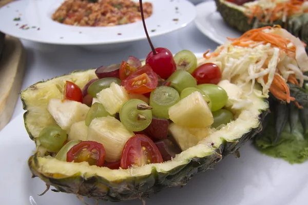 Obstsalat in Ananas — Stockfoto