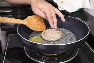 Şef Pan hamburger yemek 