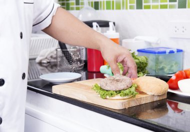 Sığır eti hamburger çörek koyarak Şef 