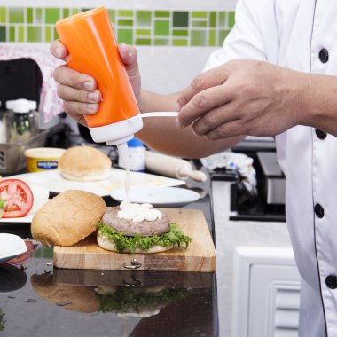 Mayonez Hamburger topuz koyarak Şef 