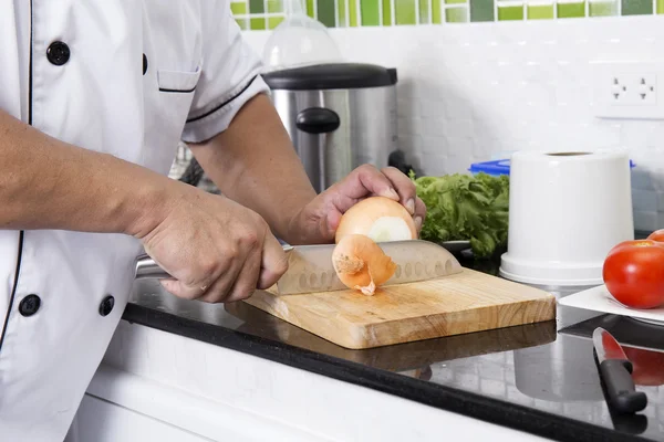 Chef cortando cebolla para hacer hamburguesa — Foto de Stock