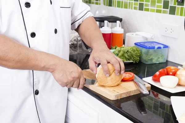 Chef triturar bollo hamburguesa con cuchillo — Foto de Stock