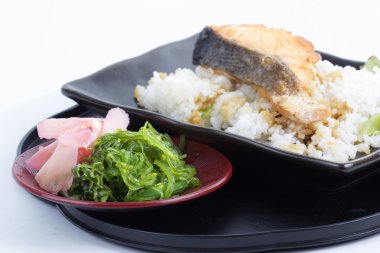 Izgara somon Teriyaki pirinç ve Chuka yosun salatası ile 