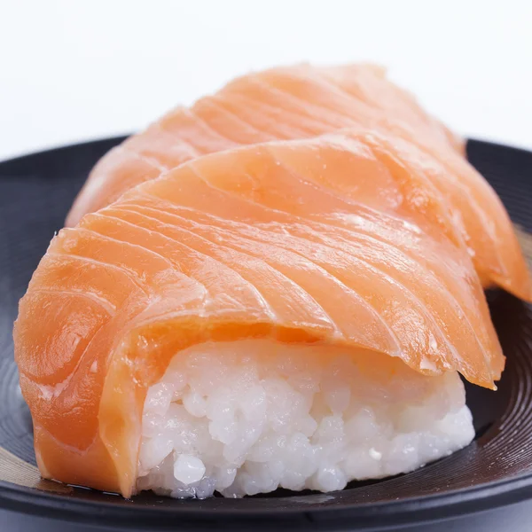 Суши лосось на тарелке — стоковое фото