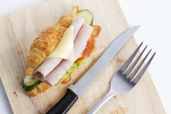 Panino al croissant con formaggio prosciutto — Foto Stock