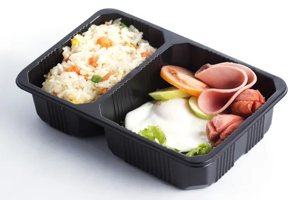 Τηγανιτό ρύζι με ζαμπόν αυγό και λουκάνικο — Φωτογραφία Αρχείου