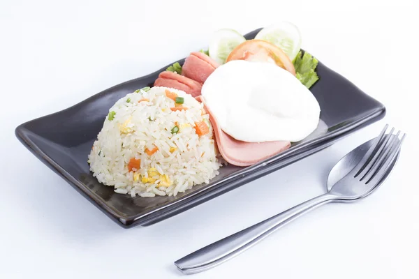 Nasi goreng dengan telur Ham dan sosis — Stok Foto