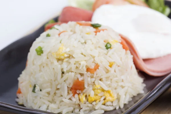 Fried Rice yumurta salam ve sosis ile — Stok fotoğraf