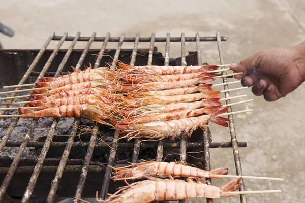 Camarones frescos a la parrilla de madera — Foto de Stock