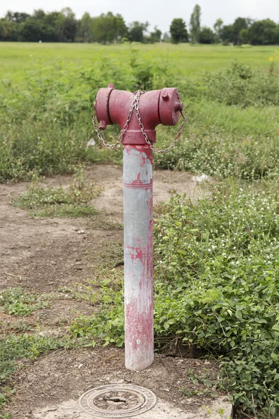 La vieja boca de incendios roja — Foto de Stock