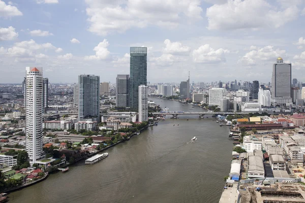 Бангкокские пейзажи с рекой и голубым небом — стоковое фото