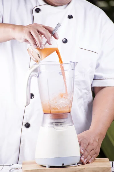 Chef-kok gieten Thaise thee Blender — Stockfoto