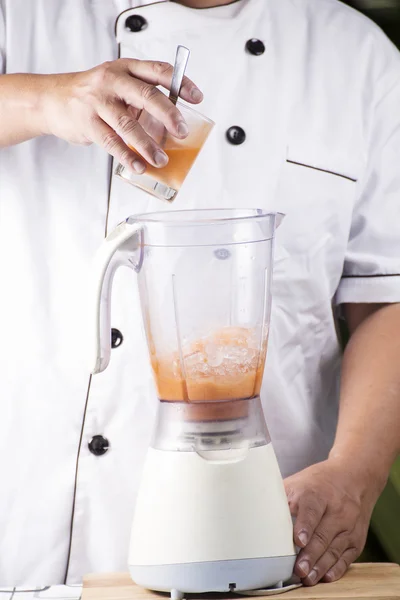 厨师倒泰国茶搅拌机 — 图库照片