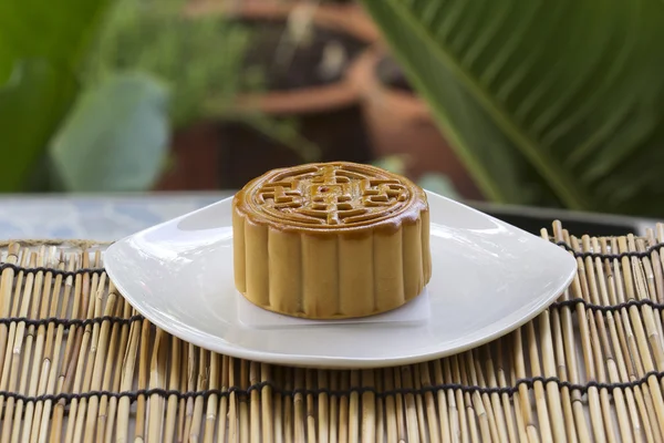 Moon cake with golden lotus seed and macadamia nut filling — Stock Photo, Image