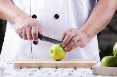 Şef'in eller yeşil elma kesme