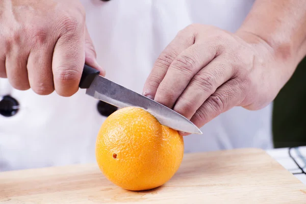 Chef memotong oranye — Stok Foto