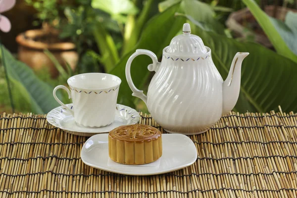 Moon cake with golden lotus seed and macadamia nut and cup of Te — Stock Photo, Image