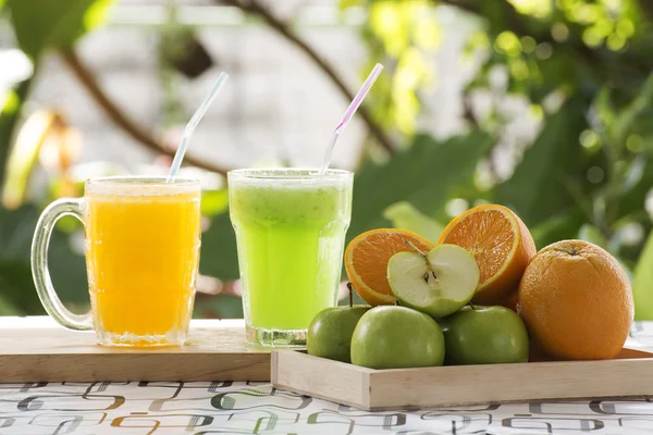 Batido de manzana y naranja verde —  Fotos de Stock