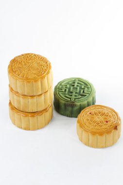 Beyaz arkaplanda ay pastası