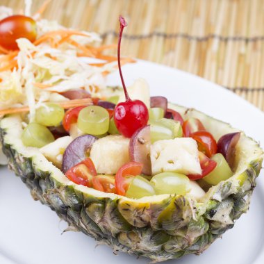 Plaka üzerinde ananas meyve salatası