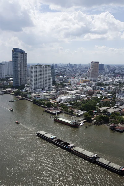 Бангкокские пейзажи с рекой и голубым небом — стоковое фото