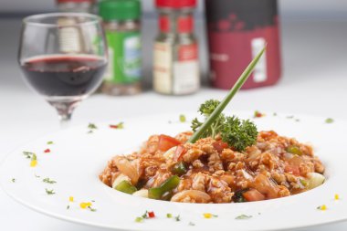 Domates tavuk soslu makarna