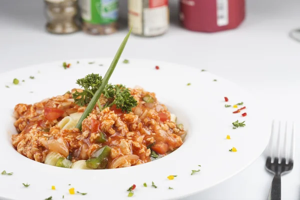 Macarrão com molho de frango de tomate — Fotografia de Stock