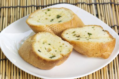 Sarımsaklı ekmek dilimlenmiş