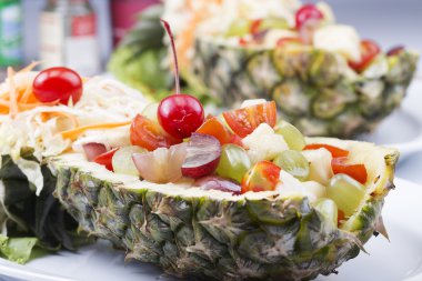 Ananas Meyve salatası kadar plaka üzerinde kapatın