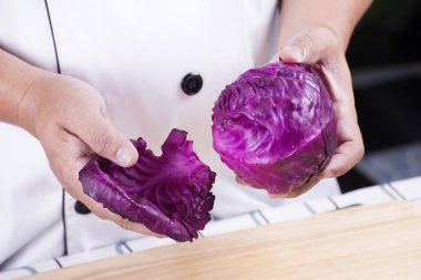 Şef mor lahana yaprağı bölme