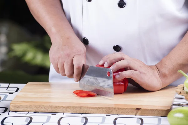 Chef snijden rode bel peper — Stockfoto