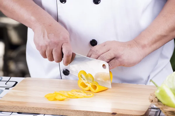 Chef taglio peperone giallo — Foto Stock
