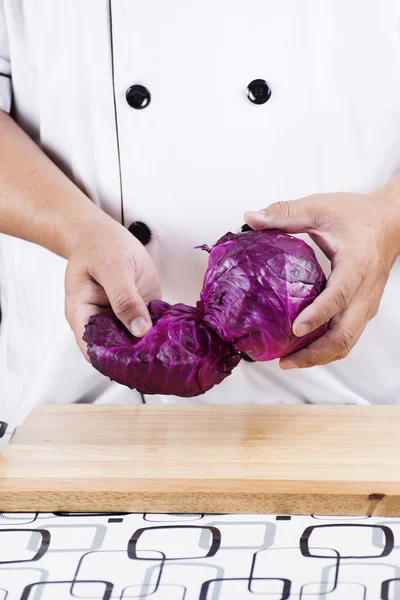 Chef foglia spaccata di cavolo viola — Foto Stock