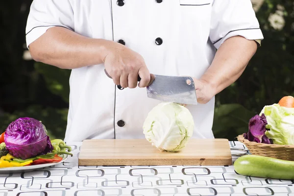 Chef memotong kubis — Stok Foto