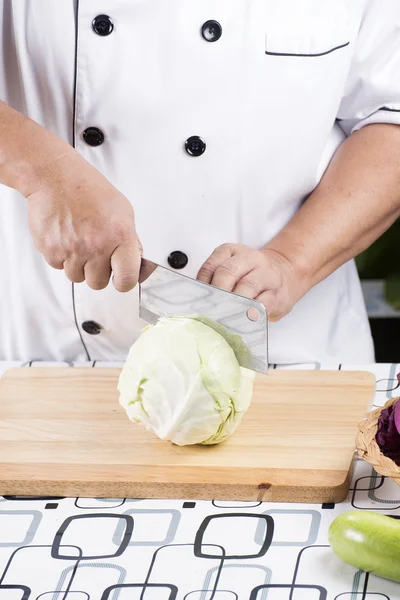 Cavolo di taglio dello chef — Foto Stock