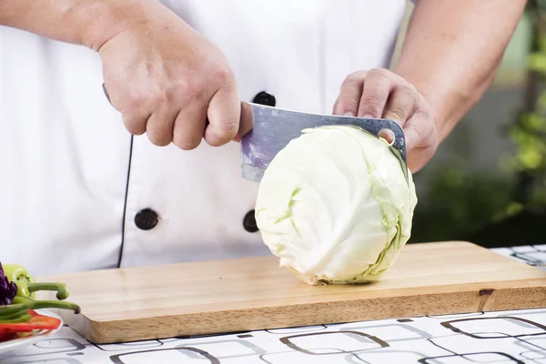 Chef cortando repollo — Foto de Stock