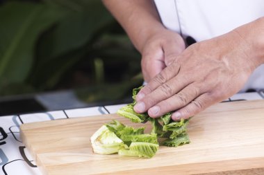 Dilim marul elinde bıçak üzerinde Şef