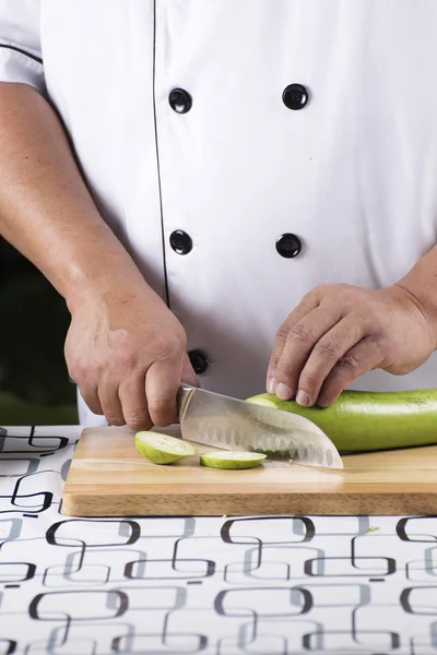 Chef affettare melanzane verdi — Foto Stock