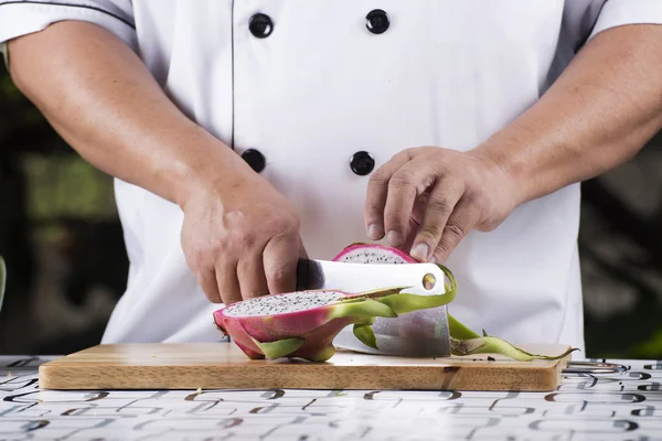 Koch schneidet Drachenfrucht — Stockfoto