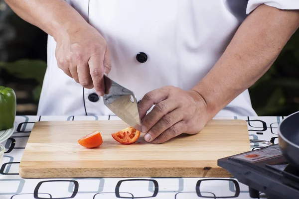 Chef fatia de tomate em madeira — Fotografia de Stock